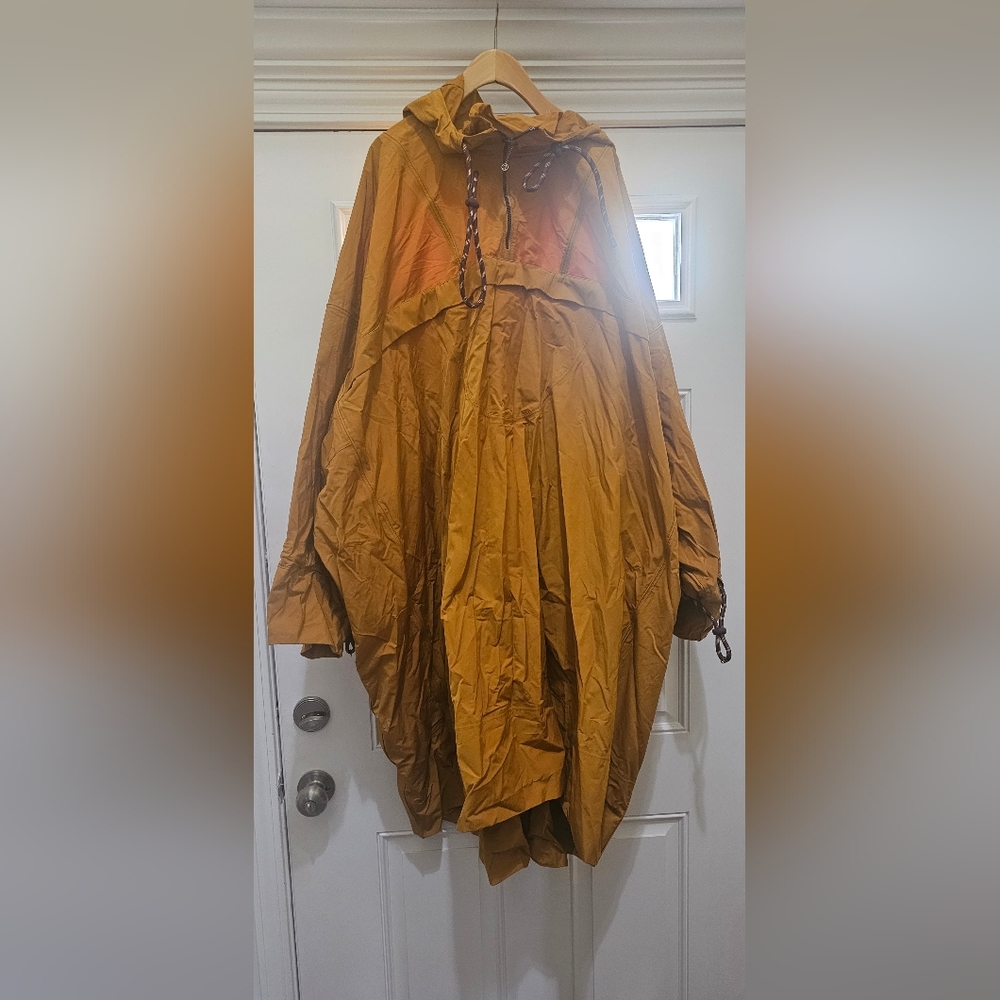 Lululemon Roksanda Cape